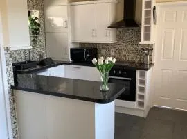 Carol,s Place Nr Bridgend, Porthcawl, Margam, Port Talbot Mins from J37 M4 sleeps 6