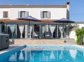 Villa LULU with heated pool, sauna & hot tub