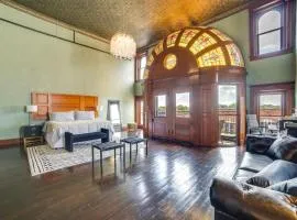 Stylish Private Balcony Downtown Marshall Studio!