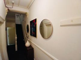 A nice private room in a shared house, ξενοδοχείο στο Λίβερπουλ