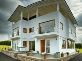 Juani's Beach House, hotel v destinaci San Antonio