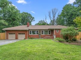 Charming 4-Bedroom Retreat House, hotel v destinaci High Point