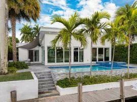 Luxury Waterfront Home w Pool Hot Tub Dock Near Las Olas Gulfstream
