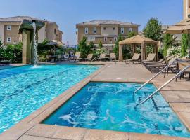 NEW Chic 2BR Stay with Heated Pool Gym & Mini Golf, hotel in Steamboat