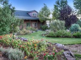 Wildland Gardens Farm House w Private Hot tub, casa de campo em Joseph