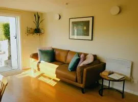 Kowhai Apartment - private opposite golf course central Wanaka