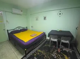 Spacious Studio with Private kitchen near Skytrain