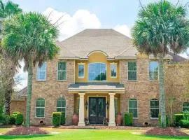 Pet-Friendly Cozy Studio Suite with Pond View & Spa Amenities