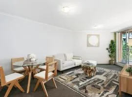 Chatswood charm - Convenience meets poolside views - HELP7