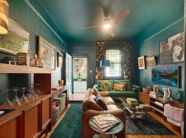 Charming Townhouse Steps from Newcastle Beach，位于纽卡斯尔的酒店