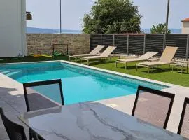 TI Amo Holiday House with heathed pool