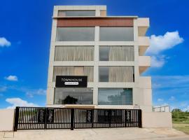 Super Townhouse Maralkunte near Shree Kateramma Temple, hotel v destinaci Bayappanhalli