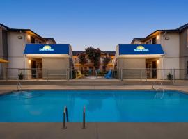 Days Inn by Wyndham Kelowna، فندق في كيلونا