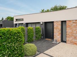 Villa de standing piscine 10 pers, hotel em Bruz