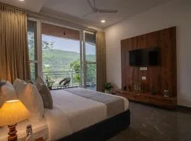 Alaya Stays Udgam Vilas Serene 5-BHK Apartment With Jacuzzi & Lift