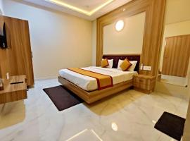 HOTEL VRINDAVAN PALACE ! Near Prem Mandir and ISCKON - 500 meter away only, Fully Air Conditioned rooms with in room facilities - BEST HOTEL IN VRINDAVAN, hotel v destinaci Vrindavan