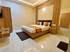 HOTEL VRINDAVAN PALACE ! Near Prem Mandir and ISCKON - 500 meter away only, Fully Air Conditioned rooms with in room facilities - BEST HOTEL IN VRINDAVAN