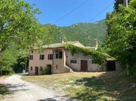 Casale nella campagna umbra