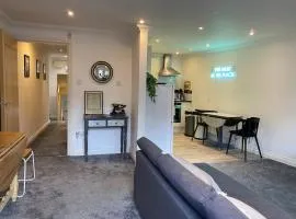 Central 3 Bed Town House - 8mins walk to beach WIFI