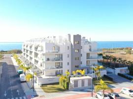 Apartamento en primera línea de playa, con piscina y garaje en Torrox Costa, hotel em Torrox