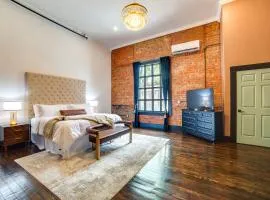 Heart of Downtown Marshall Boutique Studio Stay!