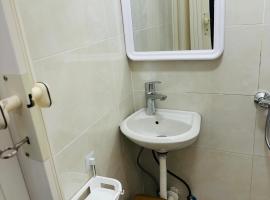 غرفه صغيره ب حمام, Hotel in Quai