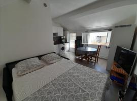 Charmant studio a Bois le Roi avec parking prive, hotel in Bois-le-Roi