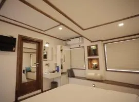 Kettuvallam luxury cruises