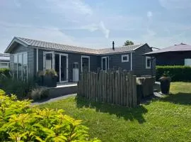 Sfeervol chalet op familiepark in Oostkapelle vlakbij strand