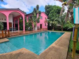 Grande villa 4 chambres piscine, hotel in Abidjan