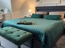 Modernes, zentrales Apartment in Troisdorf, Region Köln Bonn, 3 Etage, maximal für 4 Personen, Parkplatz & Netflix inklusive