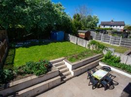 Cozy 3 bed family home by park, hotel v destinaci Penrith