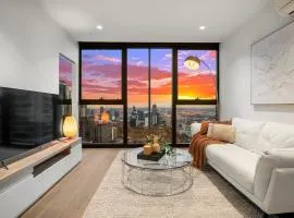 Impressive Melbourne City Skyline with Pool Gym & Sauna