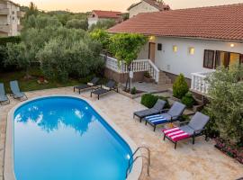 Villa Pine ZadarVillas, hotel in Kukljica