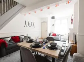Beatles Themed Home near Anfield, sleeps 7, Garden, Contractors, Games