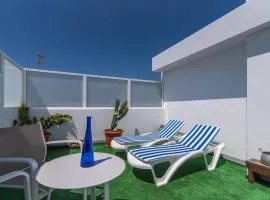 Home2Book Bright Retreat with Roof Access