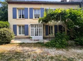 Elivi Elegant Art Deco house with Garden Walk to the Heart of Town