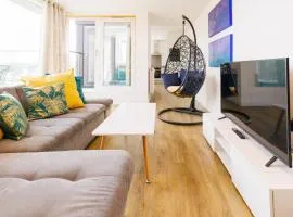 Cambridge 3-Bedroom Getaway with Skyline Views, Balcony & Free Parking