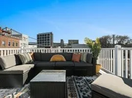 Prime Old City Condo Free Parking Skyline Views