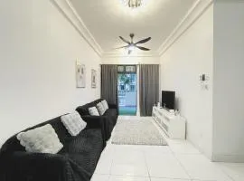 Up to 6 Pax, Next to Paradigm mall JB with Big Patio & Pool Access