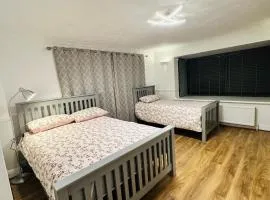 Ashsons Cosy Studio Apartment Free Parking For Car or Small Van Only