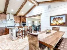 FarmHaus with GuestHaus, Spas & Vineyard Views