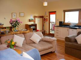 Robins Perch Eco Lodge Apartment Lampeter, hotel in Lampeter