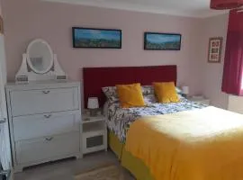 1-Bed Seaside Retreat - Sleeps 2 Parking & Garden