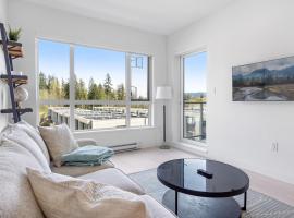 Modern North Shore Nest with Balcony, hotel em North Vancouver