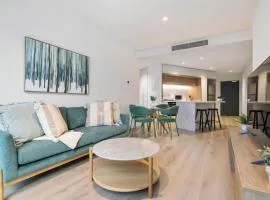 Opulent 2bd CBD Suite, Heated Pool, Gym, Library