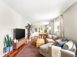 Sunny West Denver Escape Stylish 2BR Retreat, hotel v destinaci Wheat Ridge