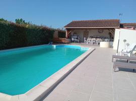 maison à la campagne avec piscine, hotel in Nègrepelisse