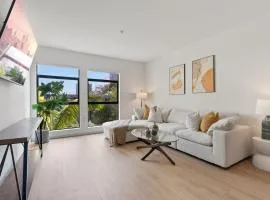 Sleek & Central 2BR Apt Hollywood Hideaway