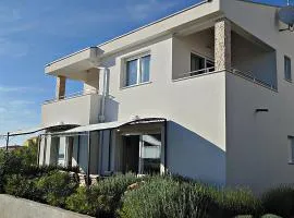 House Natali 70m from the beach - free EV top up